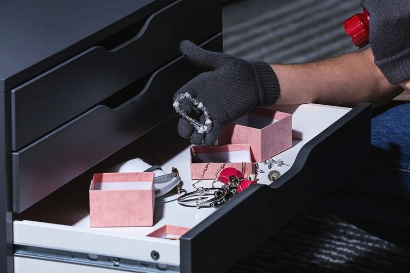 Bakıda evlərdən 10 min manatlıq oğurluq oldu