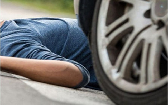 Məktəb direktoru piyadanı maşınla vurdu