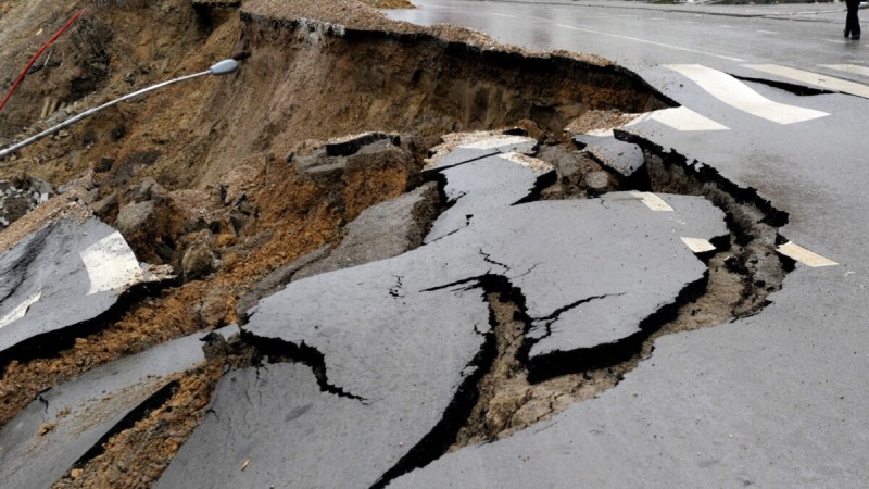 Bu avtomobil yolunda torpaq sürüşməsi oldu - FOTO