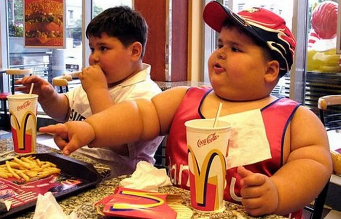 “Fast-food”la qidalanan nəsil: Sağlamlıq üçün səssiz təhlükə
