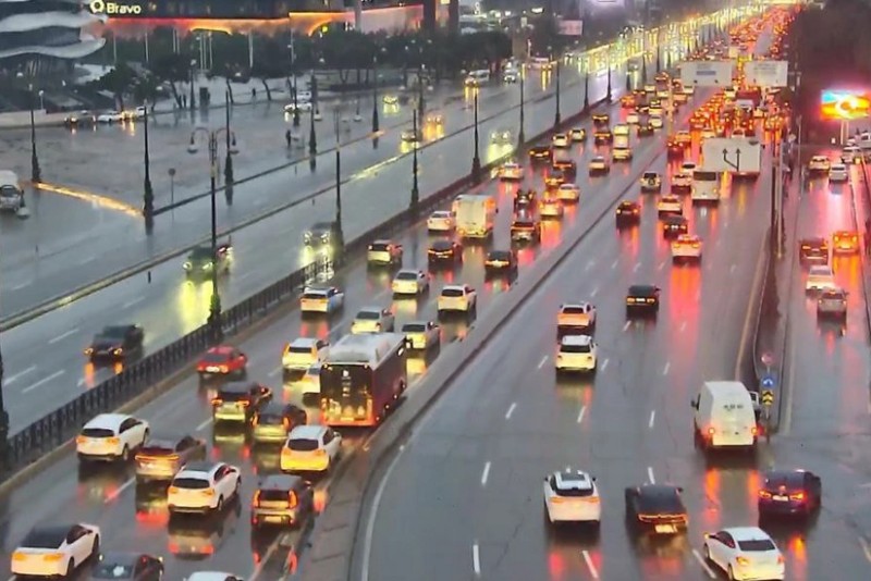 Yağışlı Bakının tıxaclı yolları - SİYAHI