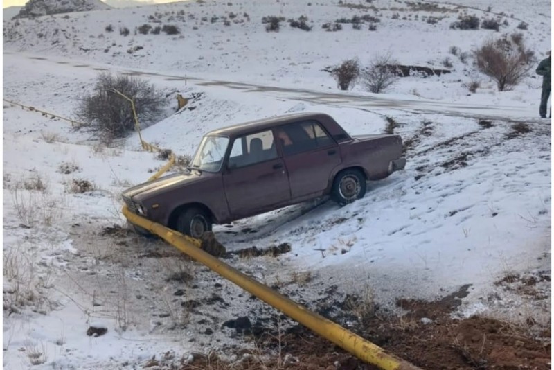 Avtomobil qaz xəttinə çırpıldı - 5 kənd qazsız qaldı