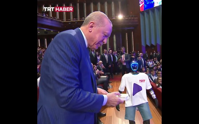 Pultu Ərdoğana robot təqdim edib, eyvallah dedi - VİDEO