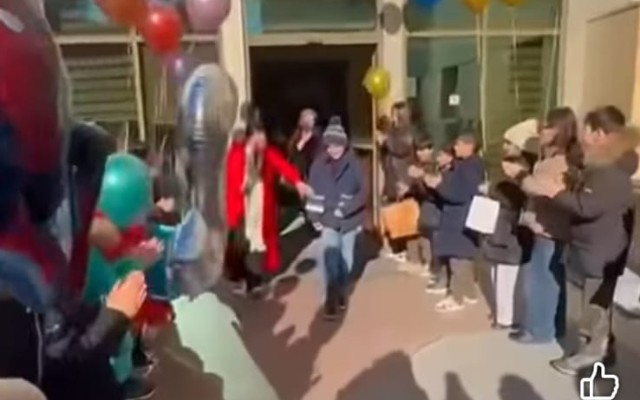 Üzərinə yol nişanı aşan Sərxan evə buraxıldı - VİDEO