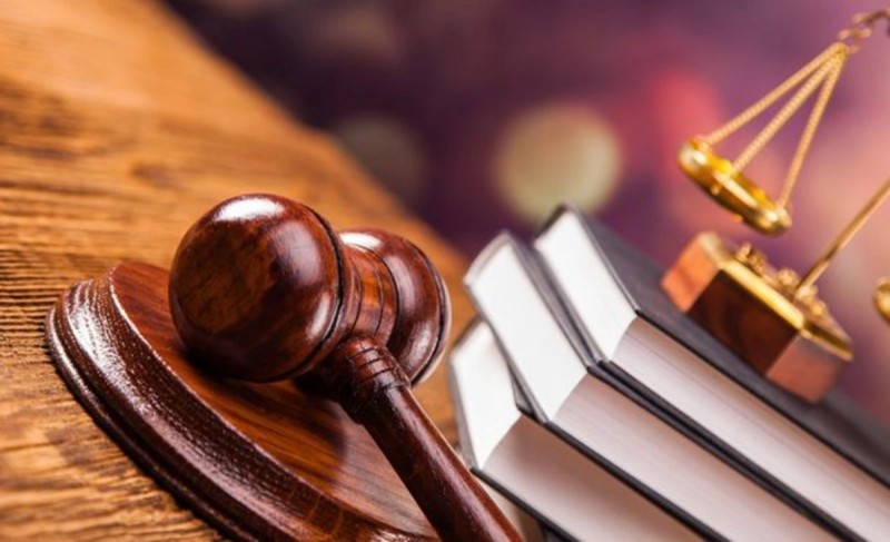 Atasını öldürən yeniyetməyə ağır cəza verildi