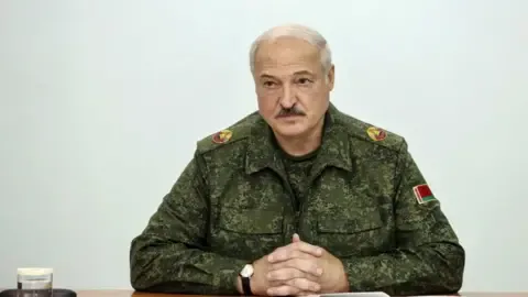 Lukaşenko Belarus ordusunun yoxlanmasını əmr etdi