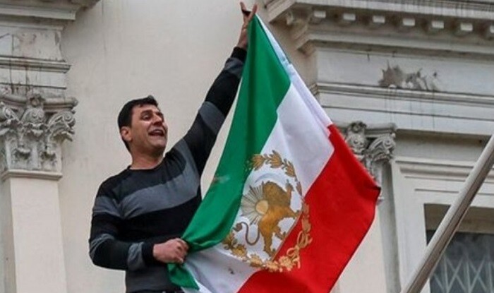 Londonda İran səfirliyinin bayrağı yenə endirildi