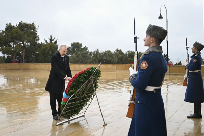 Prezident 20 Yanvar şəhidlərinin xatirəsini yad etdi - FOTOLAR 