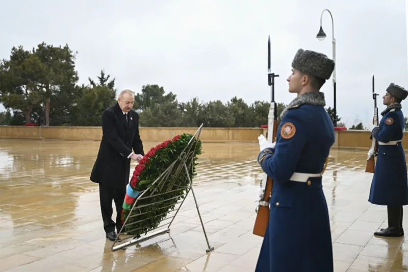 Prezident 20 Yanvar şəhidlərinin xatirəsini yad etdi - FOTOLAR