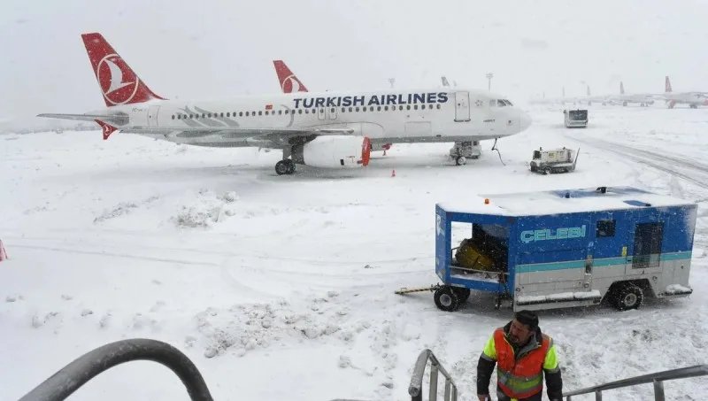 İstanbulda qar fırtınası: Uçuşlar ləğv edildi