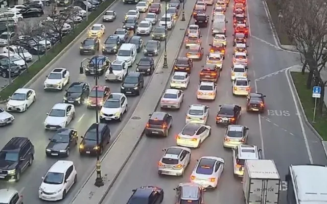 SÜRÜCÜLƏRİN DİQQƏTİNƏ: Bu yollarda tıxac var - SİYAHI