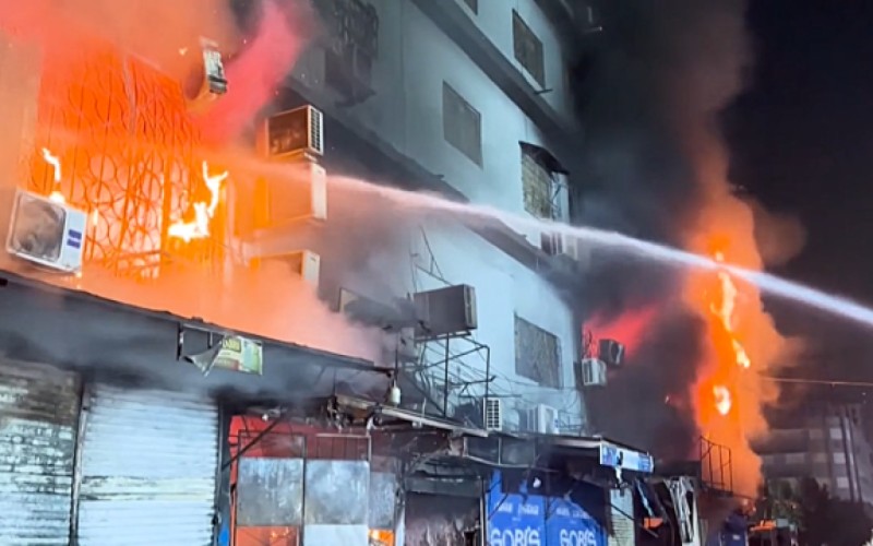 Pakistanda ticarət mərkəzində güclü yanğının VİDEOSU