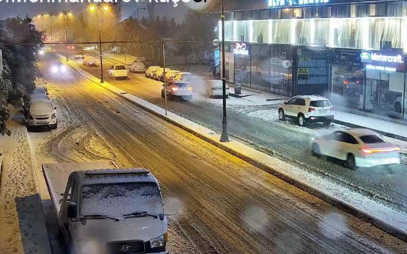 Bakıya qar yağır: Bu yollarda hərəkət çətinləşdi