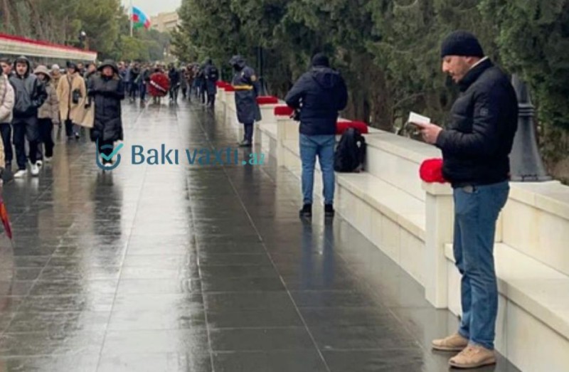 Şəhidlər xiyabanında duyğulu anlar: Dindar şəxs şəhidlər üçün Qurandan ayələr oxudu - VİDEO