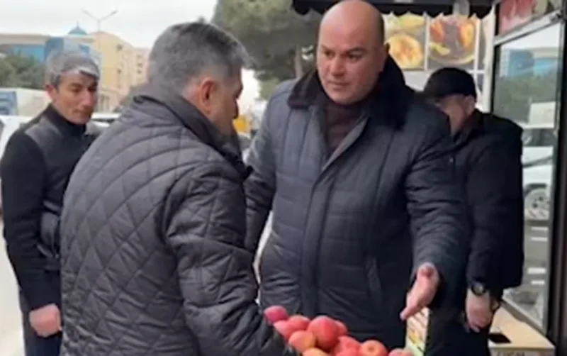 "Alma əməliyyatı" aparan məmur: "...sualınız varsa, buyurun, yoxdursa..."
