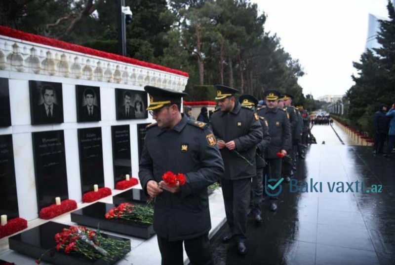 Ordumuzun zabitləri Şəhidlər xiyabanında - FOTO