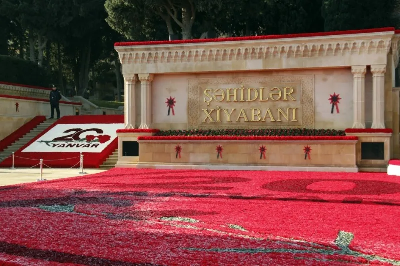 Baş nazir və spiker Şəhidlər xiyabanını ziyarət etdilər