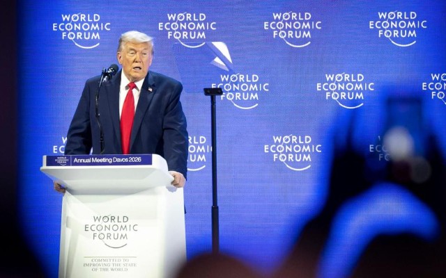 Tramp Makronun eynəyini ƏLƏ SALDI - VİDEO