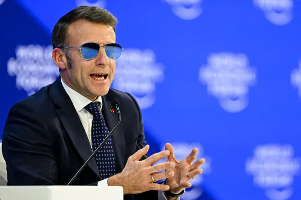 Makron Trampla görüşmək istəmədi - Davosu tərk etdi