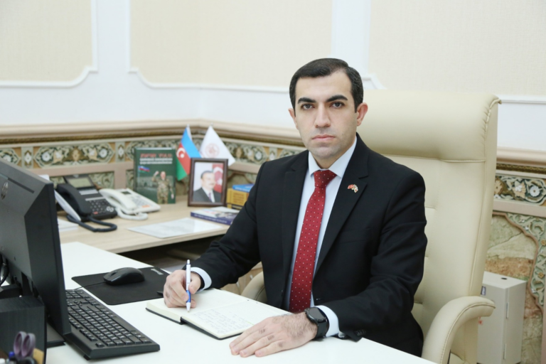 İsa Həbibbəyliyə çətir tutan şəxsin kimliyi BƏLLİ OLDU - FOTO