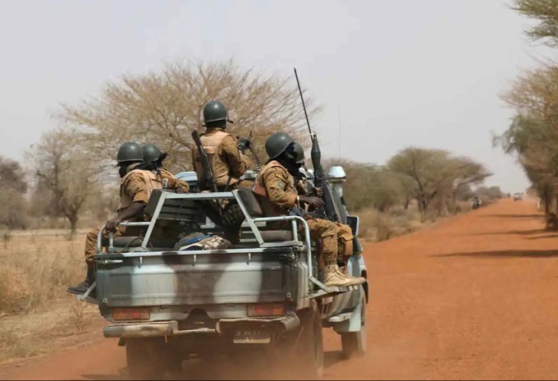 Bu ölkədə silahlılar 11 polisi öldürdü