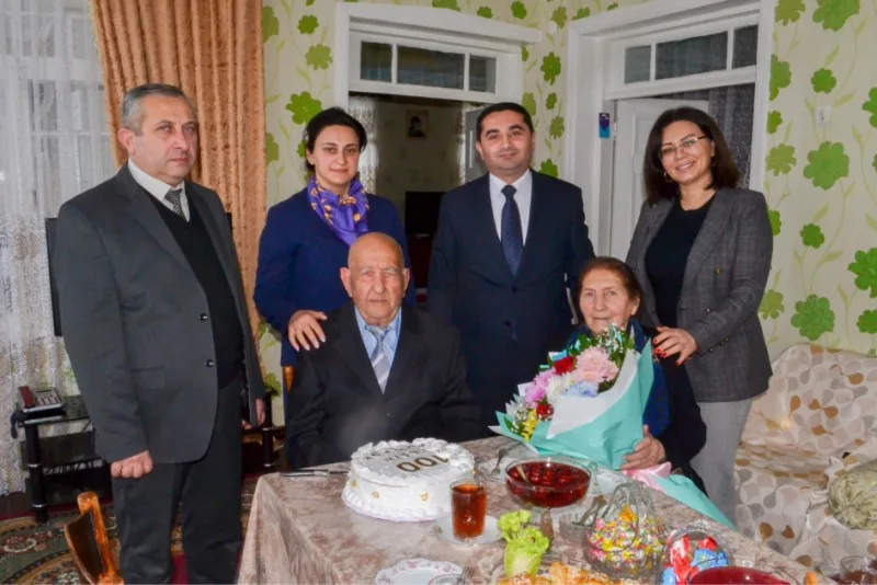 Nazirlik 100 yaşlı ahılı doğum günündə ziyarət etdi - FOTOLAR