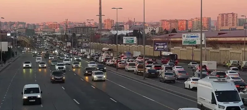 Bakının tıxaclı yolları - SİYAHI