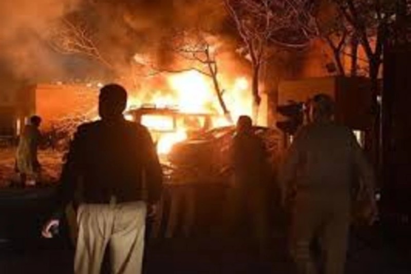 Pakistanda hotel yandı - 2 nəfər öldü