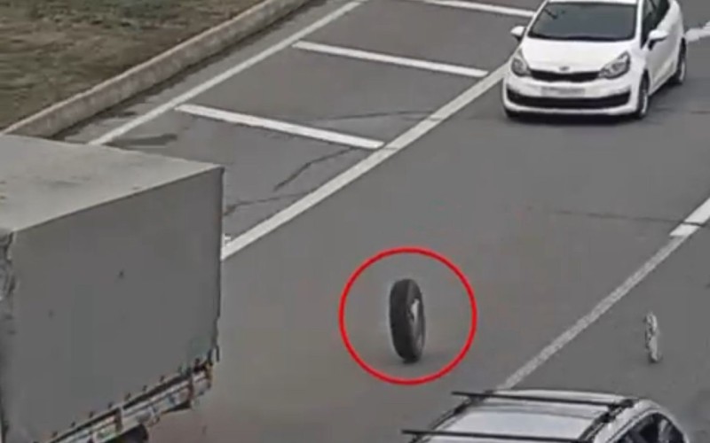 Bakıda yük avtomobilinin təkərləri yerindən çıxdı - VİDEO