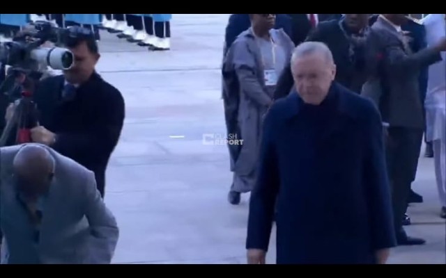 Ərdoğanla görüşən prezident büdrəyərək yıxıldı - VİDEO