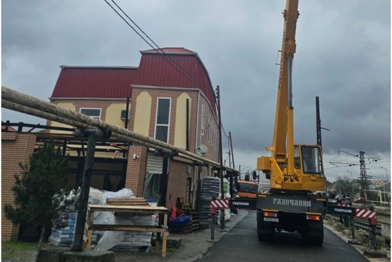 Qanunsuz tikili söküldü - VİDEO