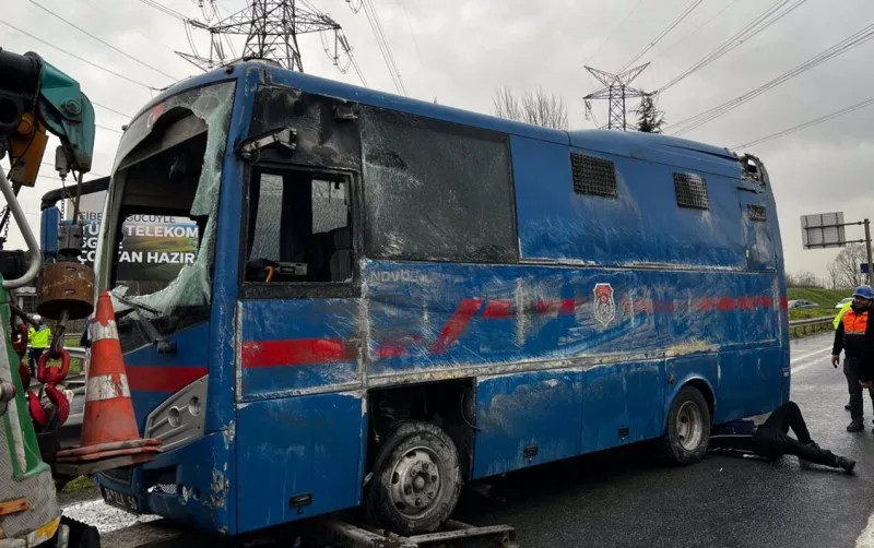 Türkiyədə məhbusları daşıyan avtobus aşdı - 19 yaralı