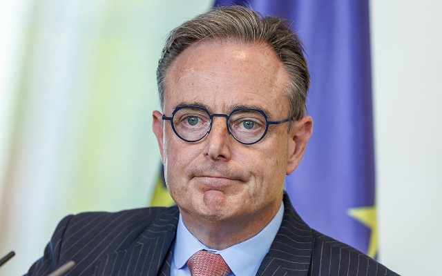 Məxfi sənədləri Trampın yanında unudub