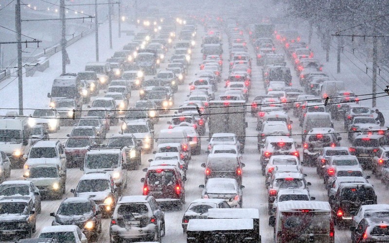 Güclü qar Moskva yollarını iflic etdi