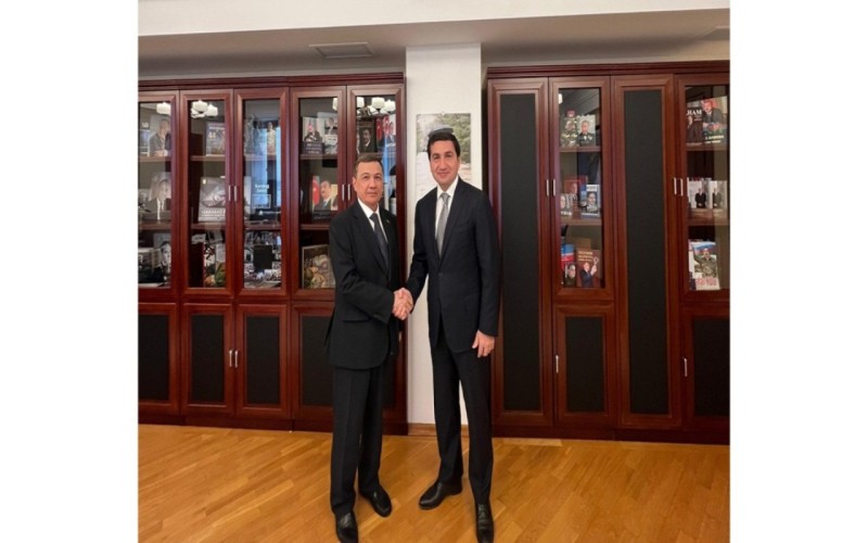 Hikmət Hacıyev Türkmənistan səfiri ilə görüşdü