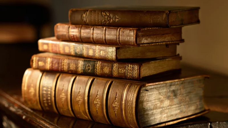 Dini kitabların arasında gizlədilən dollarlar oğurlandı