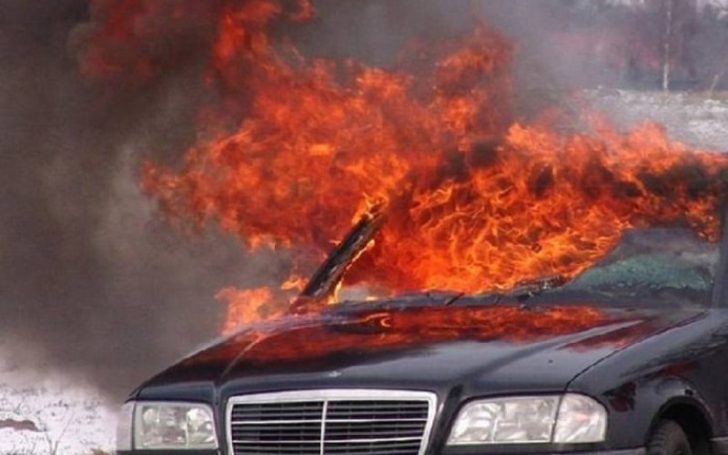 Gəncədə “Mercedes” yandı
