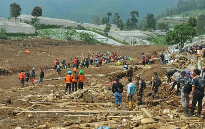 İndoneziyada torpaq sürüşməsi - Ölənlərin sayı 49-a çatdı