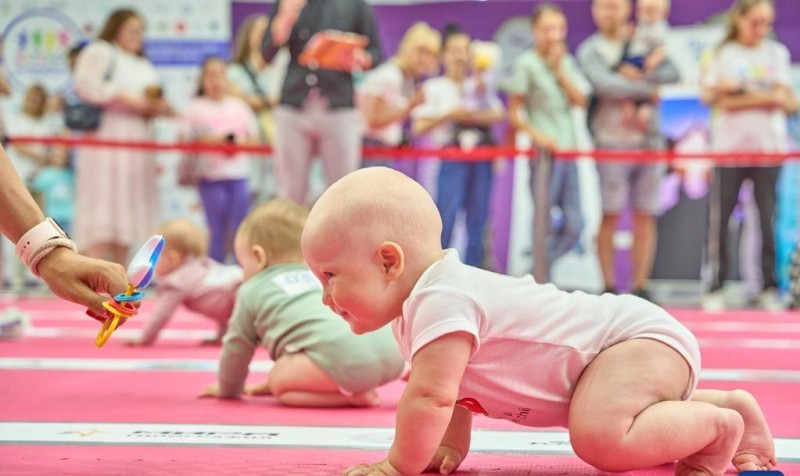 Uşaqlar arasında iməkləmə yarışı oldu - VİDEO