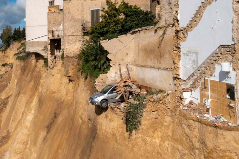 Siciliyada torpaq sürüşməsi yaşayış binasının çökməsinə səbəb olub