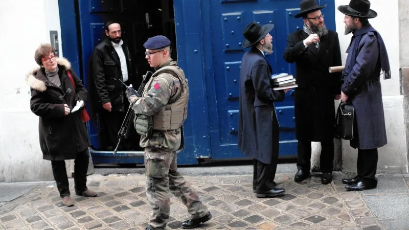 Parisdə yəhudi məktəbinə hücum edildi
