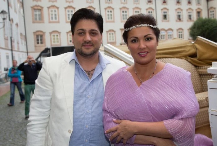 Xalq artistinin keçmiş xanımı biznesini ləğv edir