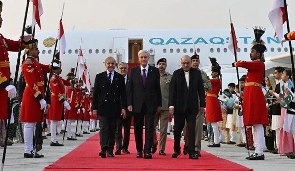 Tokayev Pakistanda top atəşi ilə qarşılandı