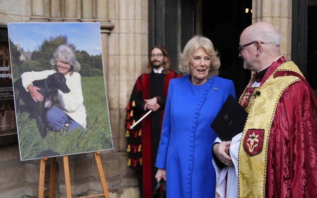 Kraliça keçmiş əri ilə bir araya gəldi