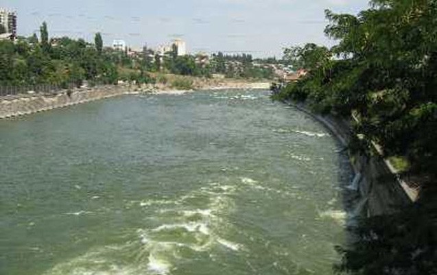 Su kanalına düşən azyaşlı belə xilas edildi - VİDEO