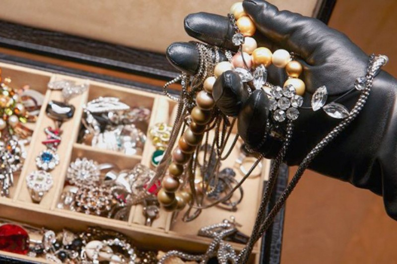 Bakıda evdən oğurluq olub - VİDEO