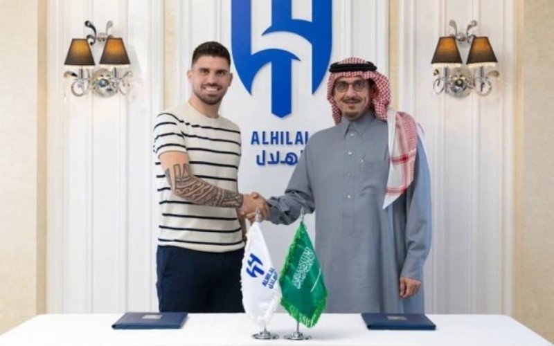 Əl-Hilal onunla müqaviləni yenilədi