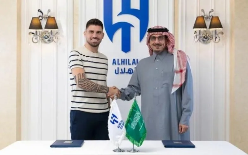 "Əl-Hilal" onunla müqaviləni yenilədi