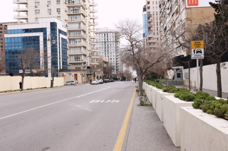 Bakıda avtobus zolaqlarında yeni minib-düşmə yerləri yaradıldı