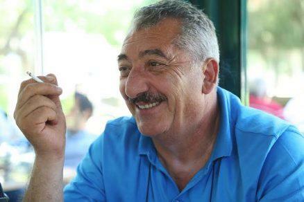 Tanınmış şairlər məmurların önündə buna görə alçalır